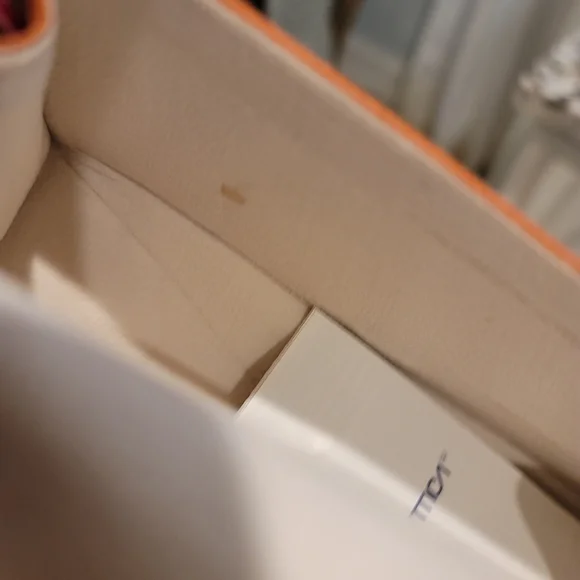 Tory Burch Sunglass Case + Protective Bag - Picture 4 of 6